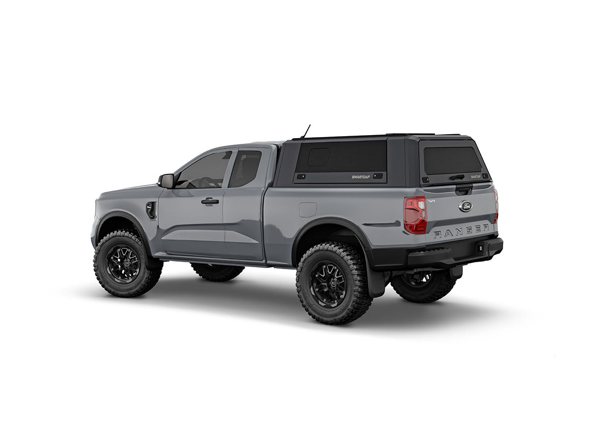 Hard top RSI SmartCap EVOs Sport per Ford Ranger 2012–2022 Extra Cab, vista posteriore 3/4 su sfondo bianco