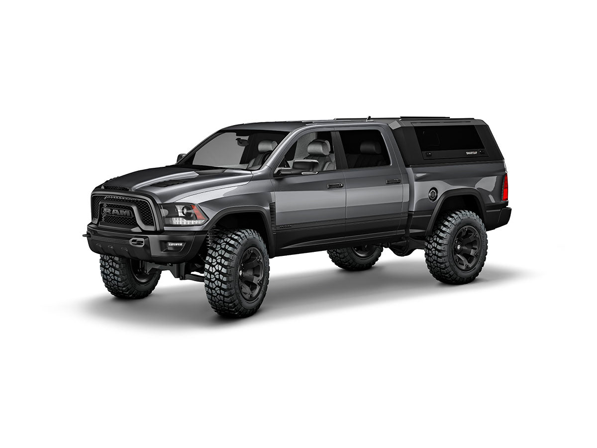 Hard top RSI SmartCap EVOs Sport per RAM 1500 DS 2009+ Standard Bed, vista anteriore 3/4 su sfondo bianco