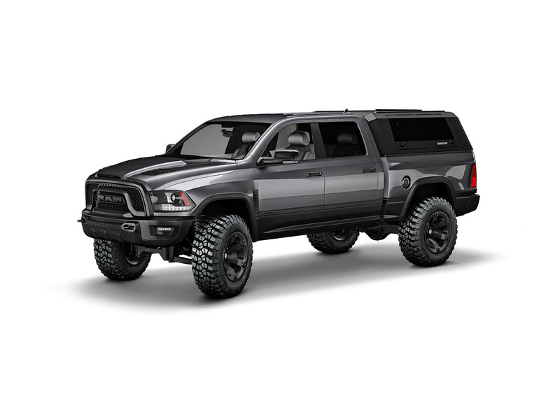 Hard top RSI SmartCap EVOs Sport per RAM 1500 DS 2009+ Standard Bed, vista anteriore 3/4 su sfondo bianco