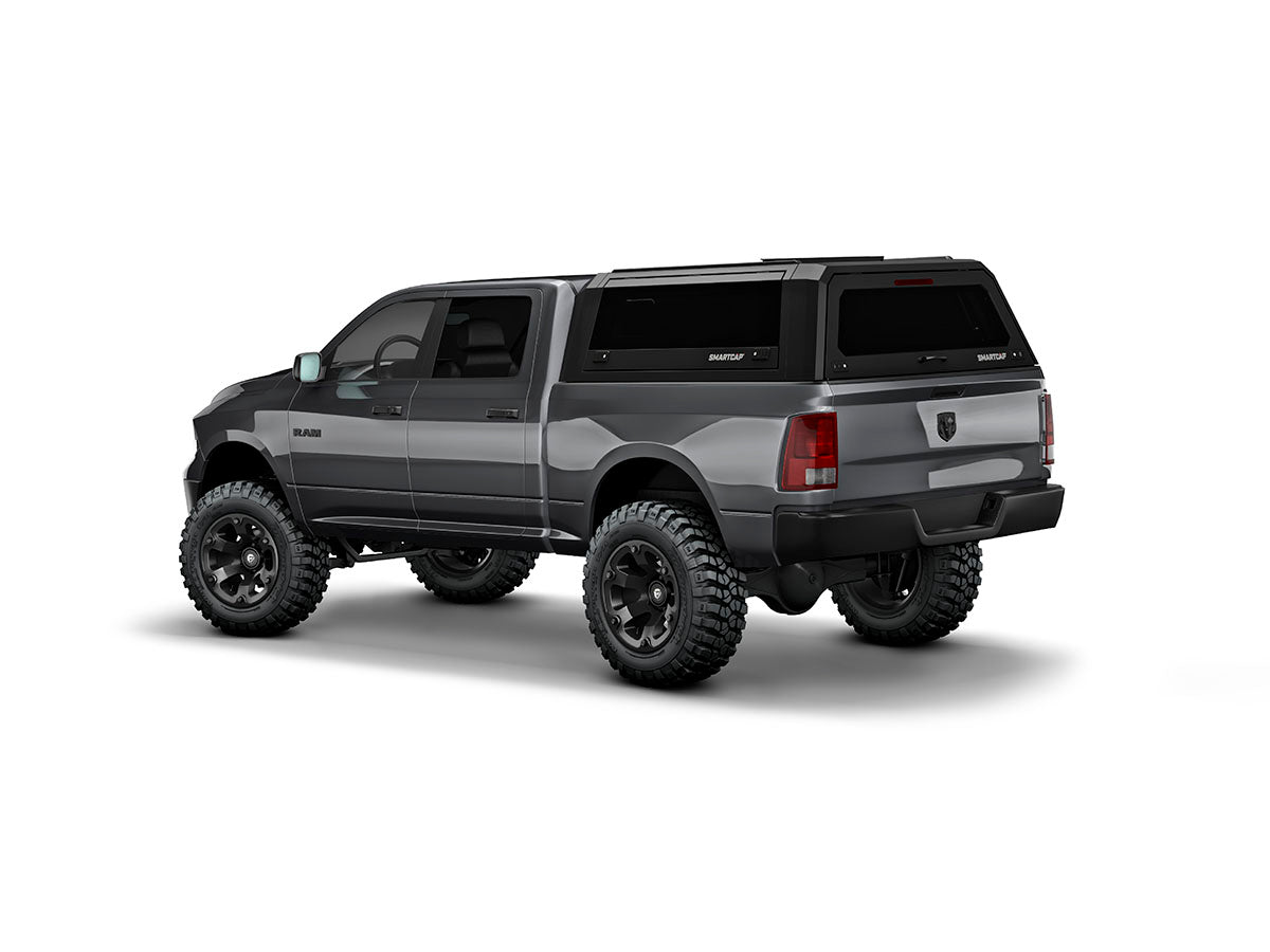 Hard top RSI SmartCap EVOs Sport per RAM 1500 DS 2009+ Standard Bed, vista posteriore 3/4 su sfondo bianco