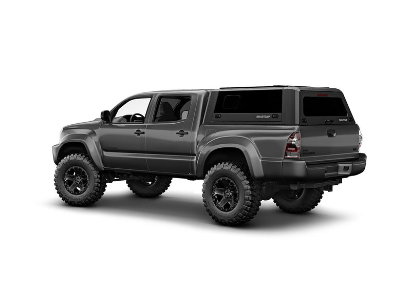 Hard top RSI SmartCap EVOs Sport per Toyota Tacoma 2005–2015 Short Bed 5', vista posteriore 3/4 lato destro su sfondo bianco