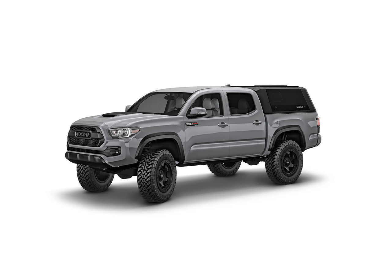 Hard top RSI SmartCap EVOs Sport per Toyota Tacoma 2016–2023 Short Bed 5', vista anteriore 3/4 su sfondo bianco