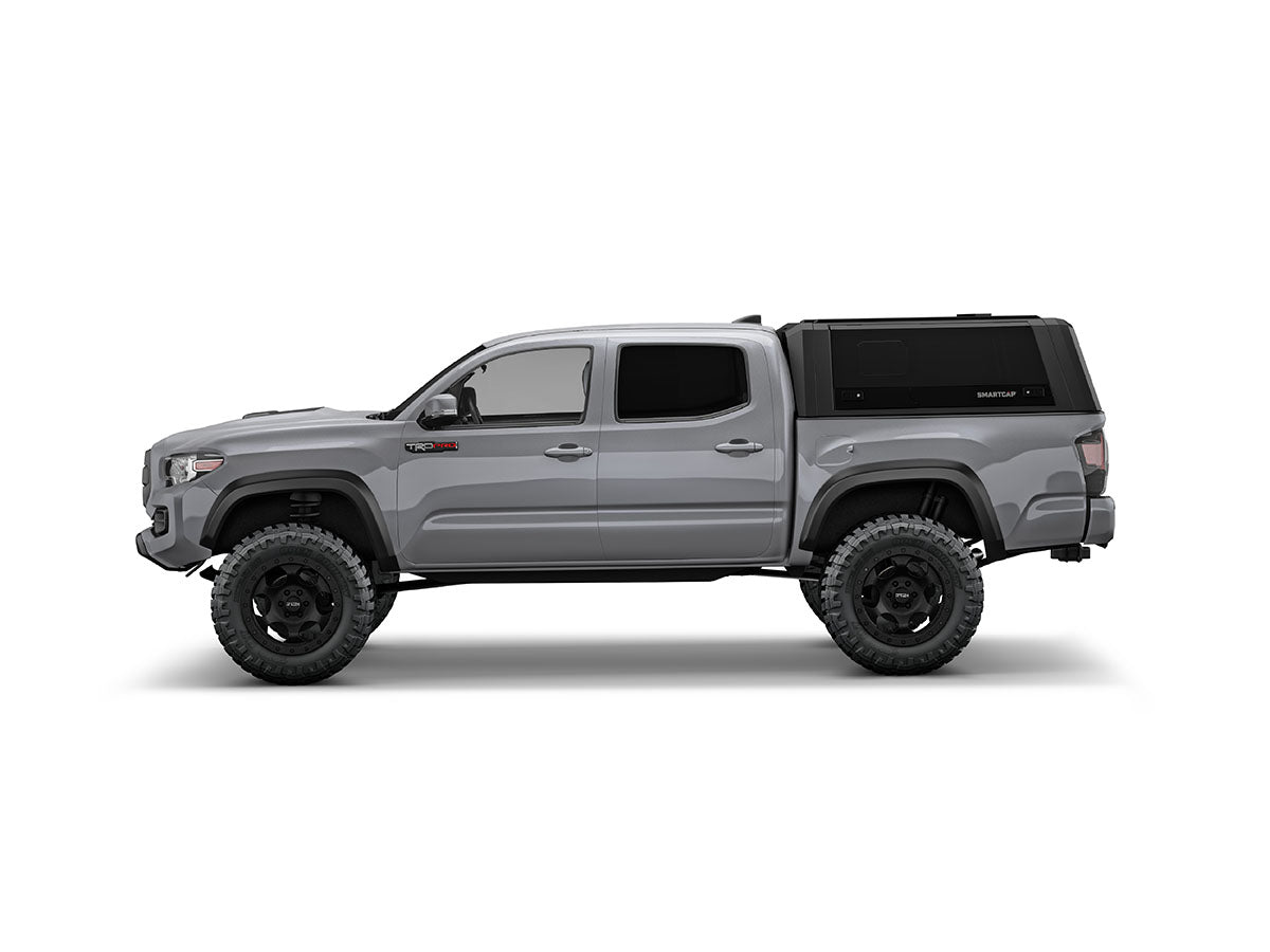 Hard top RSI SmartCap EVOs Sport per Toyota Tacoma 2016–2023 Short Bed 5', vista laterale su sfondo bianco