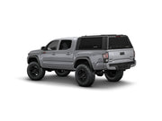 Hard top RSI SmartCap EVOs Sport per Toyota Tacoma 2016–2023 Short Bed 5', vista posteriore 3/4 su sfondo bianco