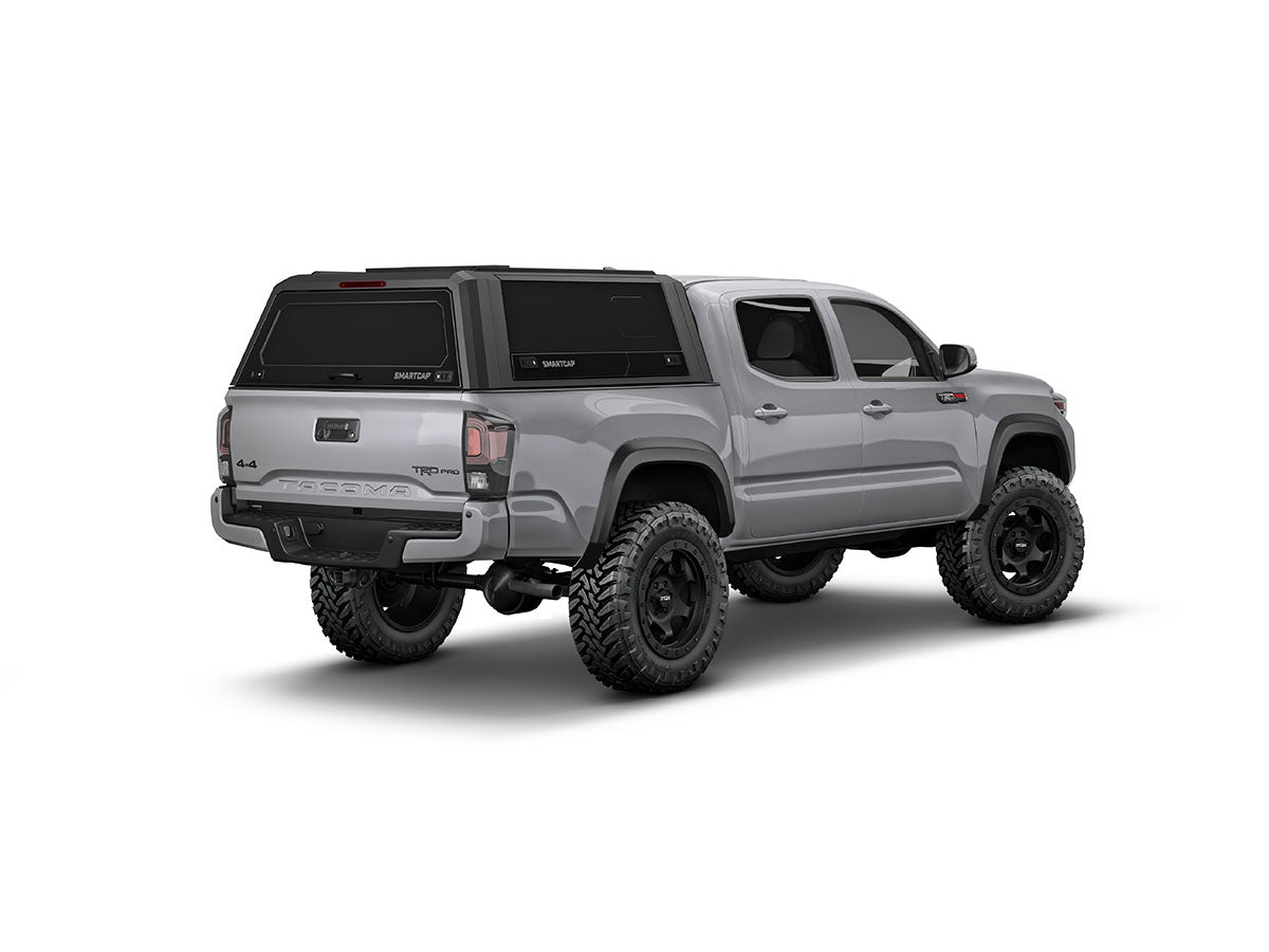 Hard top RSI SmartCap EVOs Sport per Toyota Tacoma 2016–2023 Short Bed 5', vista posteriore 3/4 lato destro su sfondo bianco