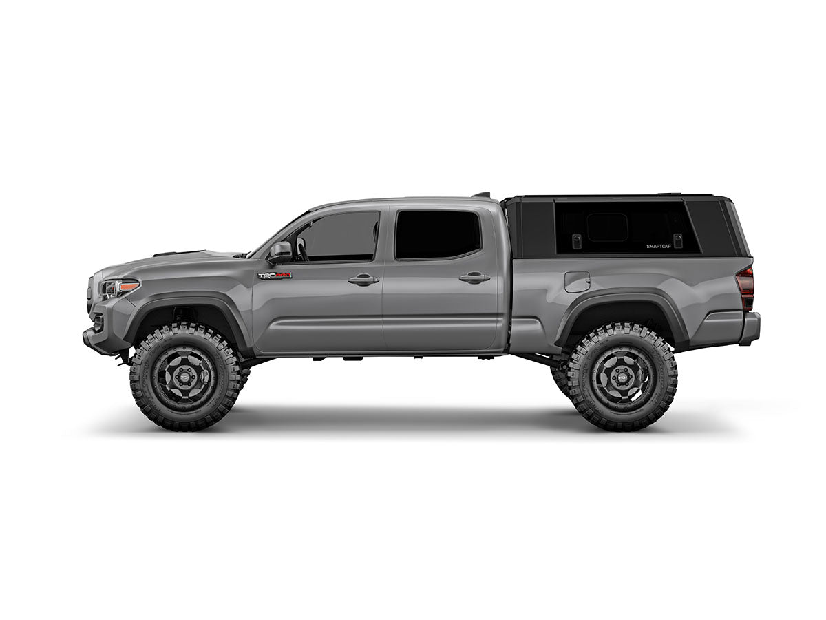 Hard top RSI SmartCap EVOs Sport per Toyota Tacoma 2016–2023 Standard Bed 6', vista laterale su sfondo bianco