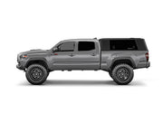 Hard top RSI SmartCap EVOs Sport per Toyota Tacoma 2016–2023 Standard Bed 6', vista laterale su sfondo bianco
