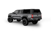 Hard top RSI SmartCap EVOs Sport per Toyota Tacoma 2024+ Standard Bed 6', vista posteriore 3/4 su sfondo bianco