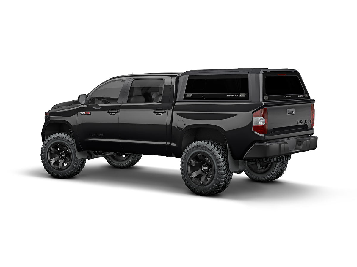 Hard top RSI SmartCap EVOs Sport per Toyota Tundra 2007–2021 Short Bed 5,5', vista posteriore 3/4 su sfondo bianco