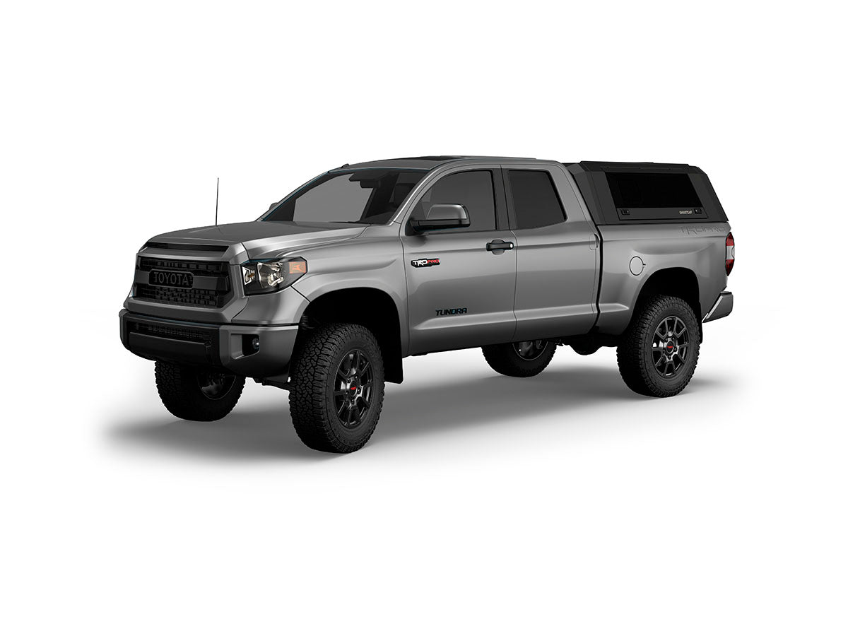 Hard top RSI SmartCap EVOs Sport per Toyota Tundra 2007–2021 Standard Bed 6,5', vista anteriore 3/4 su sfondo bianco
