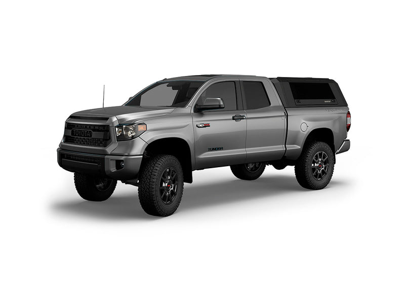 Hard top RSI SmartCap EVOs Sport per Toyota Tundra 2007–2021 Standard Bed 6,5', vista anteriore 3/4 su sfondo bianco