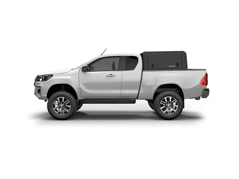 RSI SmartCap Field Pro Matte Black per pick-up mid-size: vista laterale su sfondo bianco