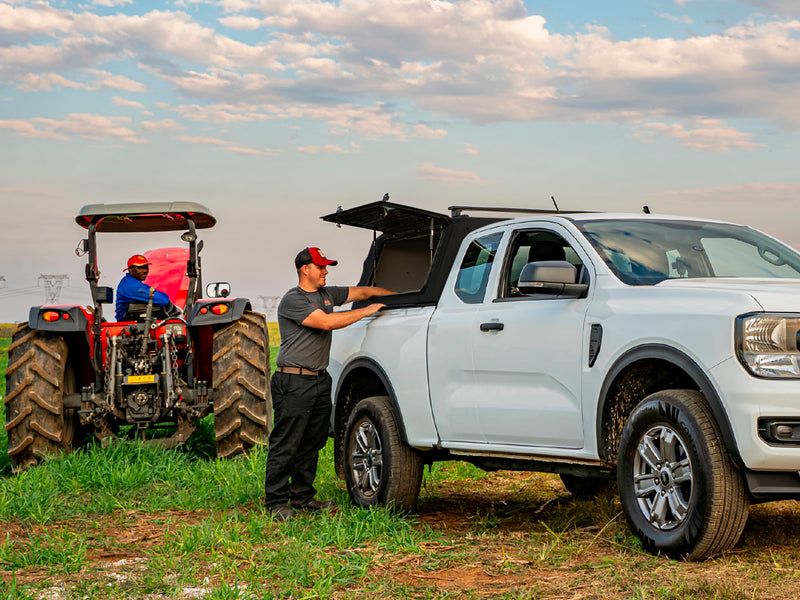 RSI SmartCap Field Pro Matte Black per pick-up mid-size: foto reale al lavoro in campagna