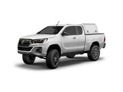 RSI SmartCap Field Pro Commercial White per pick-up mid-size: vista anteriore 3/4 su sfondo bianco