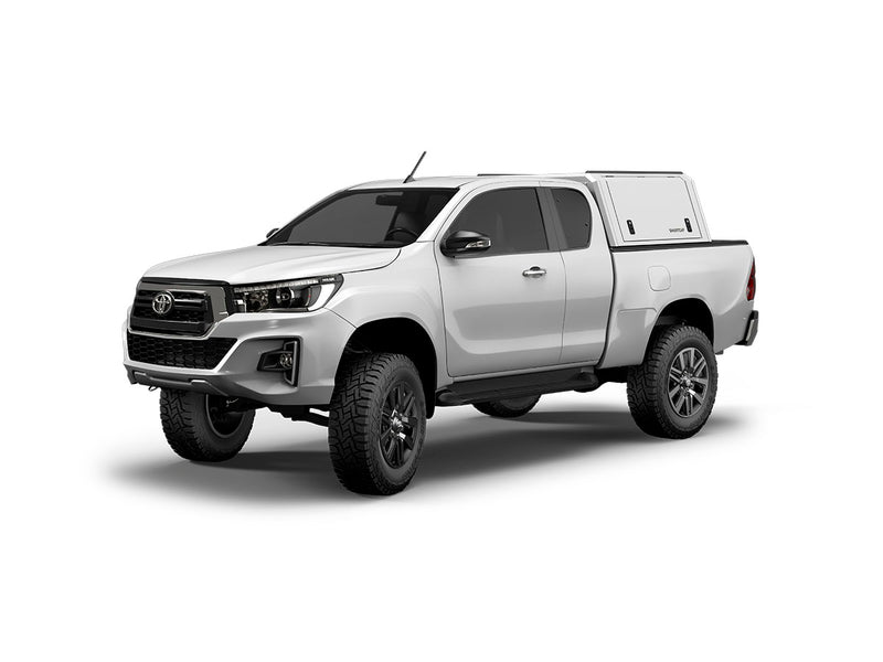 RSI SmartCap Field Pro Commercial White per pick-up mid-size: vista anteriore 3/4 su sfondo bianco