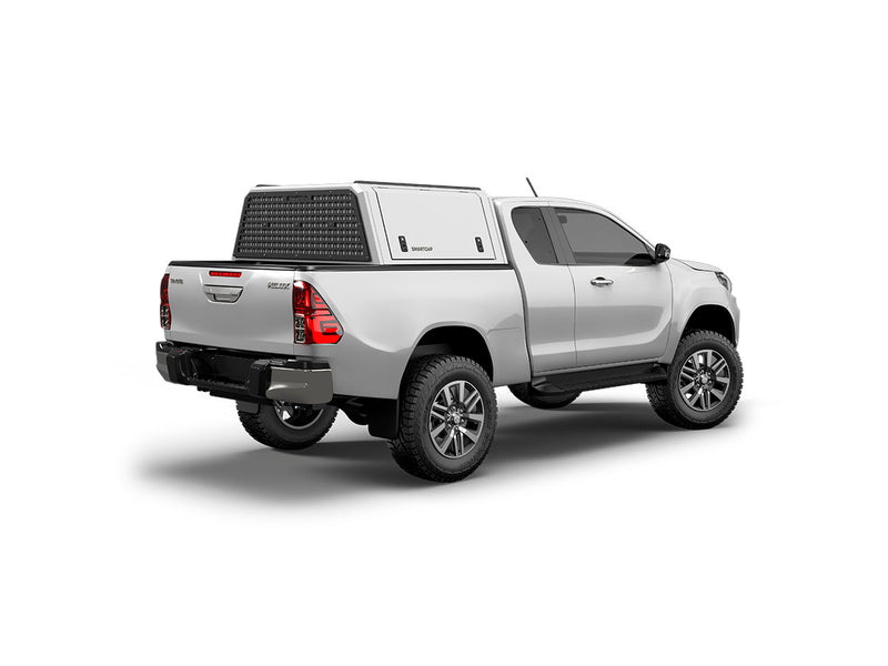 RSI SmartCap Field Pro Commercial White per pick-up mid-size: vista posteriore 3/4 lato destro su sfondo bianco