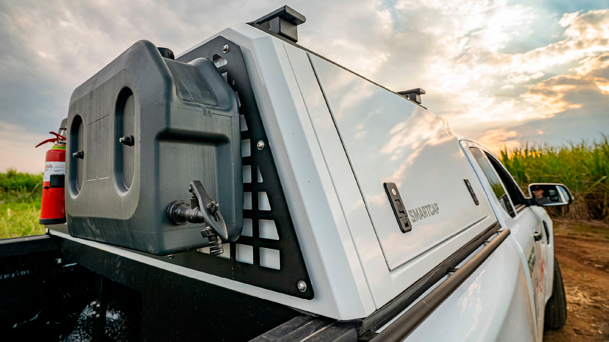 RSI SmartCap Field Pro Commercial White per pick-up mid-size: foto reale al lavoro in campagna