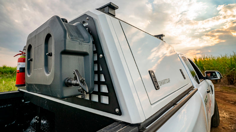 RSI SmartCap Field Pro Commercial White per pick-up mid-size: foto reale al lavoro in campagna