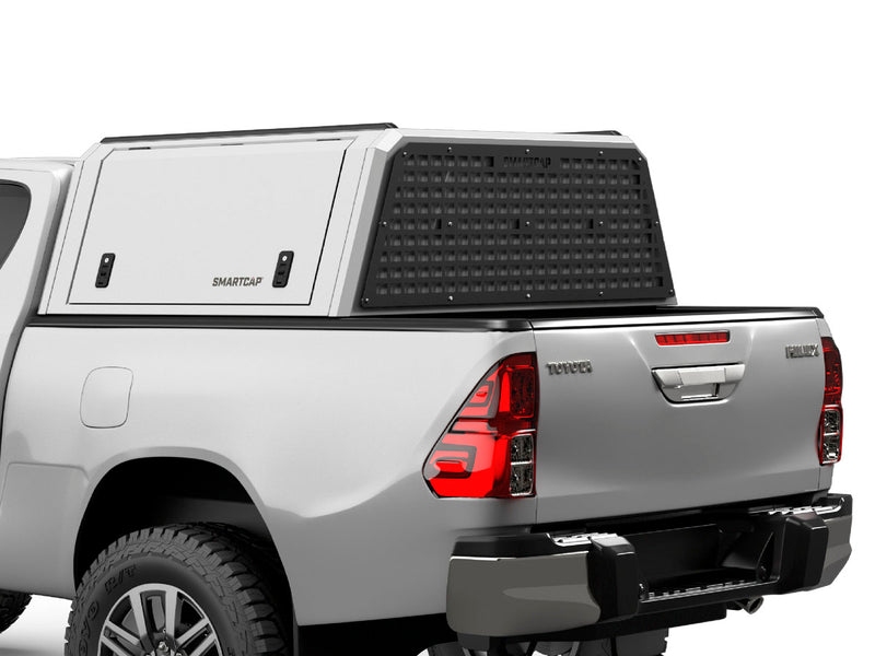RSI SmartCap Field Pro Commercial White per pick-up mid-size: vista posteriore 3/4 ravvicinata
