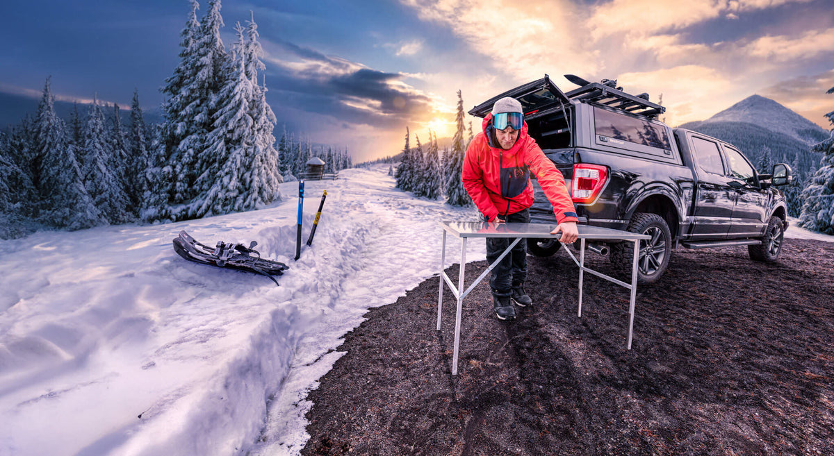 Ford F-150 con RSI SmartCap e tavolo Stow Away sulla neve