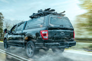 Ford F-150 con hard top RSI SmartCap e sci sul tetto