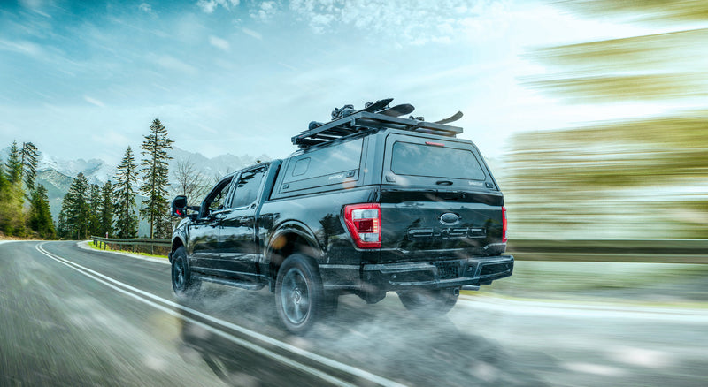 Ford F-150 con hard top RSI SmartCap su strada di montagna