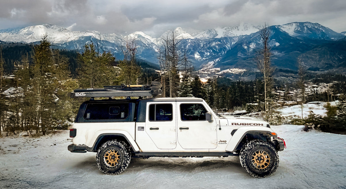 Jeep Gladiator con hard top RSI SmartCap sulla neve