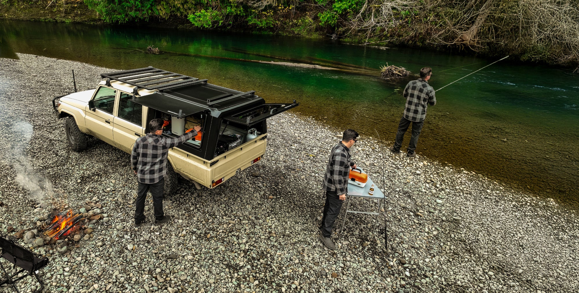 Toyota Land Cruiser 79 con hard top RSI SmartCap in campeggio sul fiume