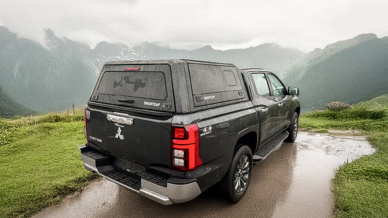 Mitsubishi Triton 2024+ con hard top RSI SmartCap in montagna