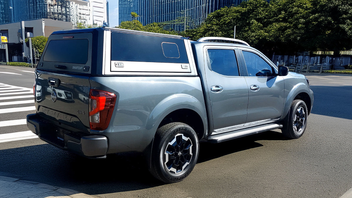 Nissan Navara con hard top RSI SmartCap in città
