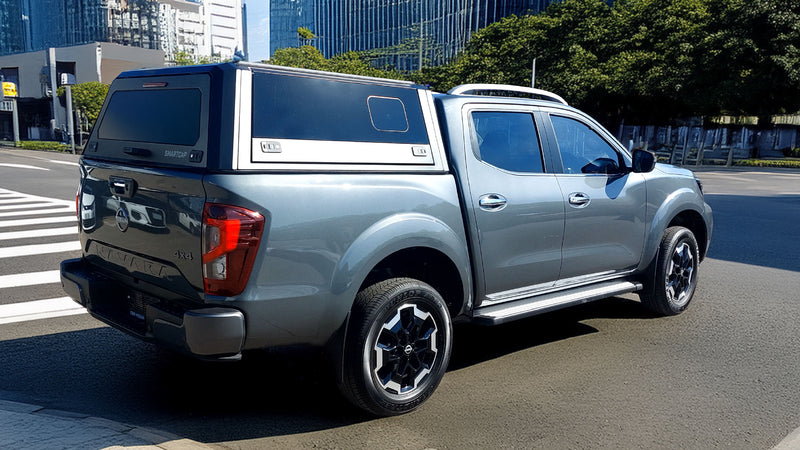 Nissan Navara con hard top RSI SmartCap in città