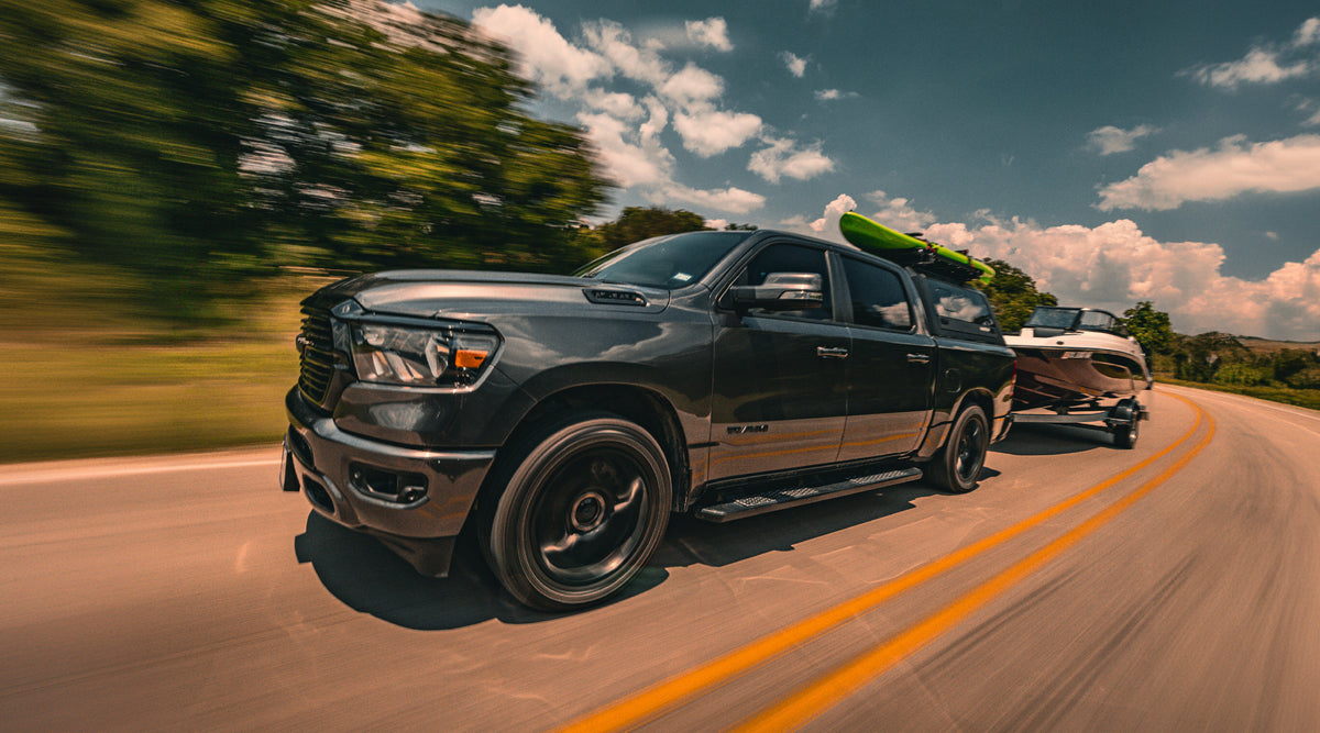 RAM 1500 con hard top RSI SmartCap mentre traina una barca