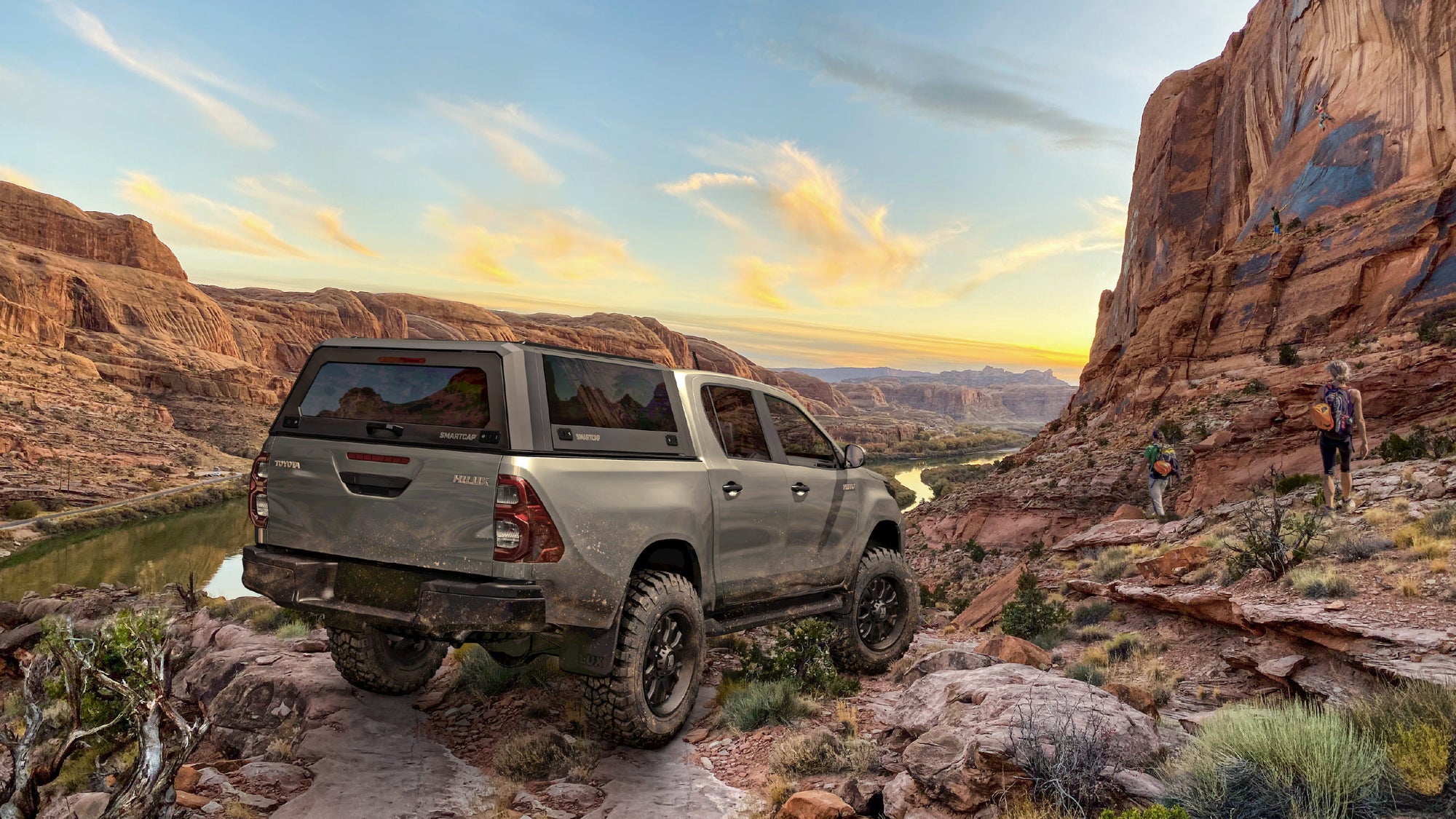 Toyota Hilux con hard top RSI SmartCap in un canyon al tramonto