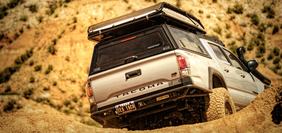 Toyota Tacoma con hard top RSI SmartCap in fuoristrada