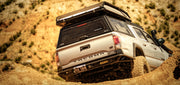 Toyota Tacoma con hard top RSI SmartCap in fuoristrada