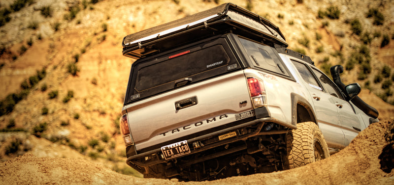 Toyota Tacoma con hard top RSI SmartCap in fuoristrada