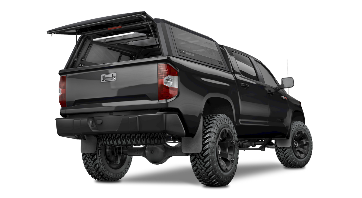Hard top RSI SmartCap su Toyota Tundra, vista posteriore 3/4 su sfondo bianco