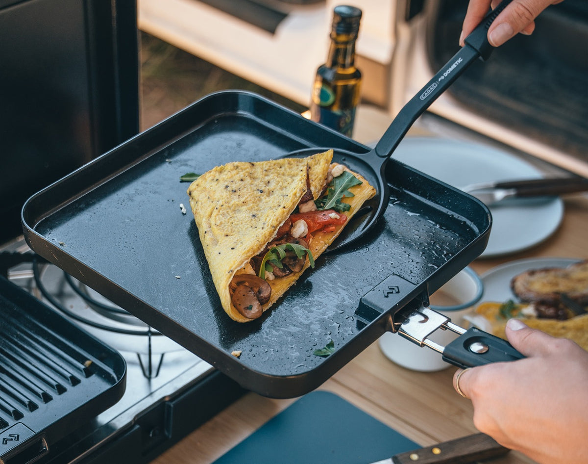 Piastra Cadac 2 Cook versione Liscia – in uso sul fornello