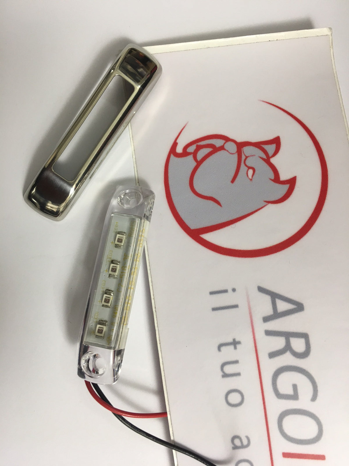 Luce a LED rossa forma rettangolare per auto - camion-furgoni – immagine 4